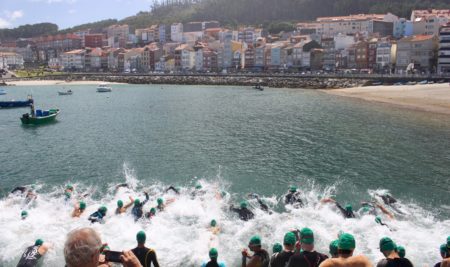 Máis de 70 persoas rematan a XXII Travesía a Nado no Porto da Guarda