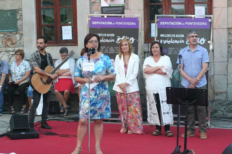 Máis de 150 persoas ateigaron a Praza do Reló, onde a artista interpretou cinco cancións de enxalzamento da muller e de empoderamento feminino