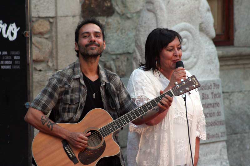 Máis de 150 persoas ateigaron a Praza do Reló, onde a artista interpretou cinco cancións de enxalzamento da muller e de empoderamento feminino