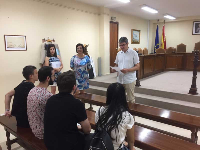 O venres 3 de agosto o Salón de plenos do Concello da Guarda acolleu a entrega dos diplomas do Curso de Formación para camareiros/as de bares e restaurantes realizado nos pasados meses e que contou coa participación de 15 alumnos.