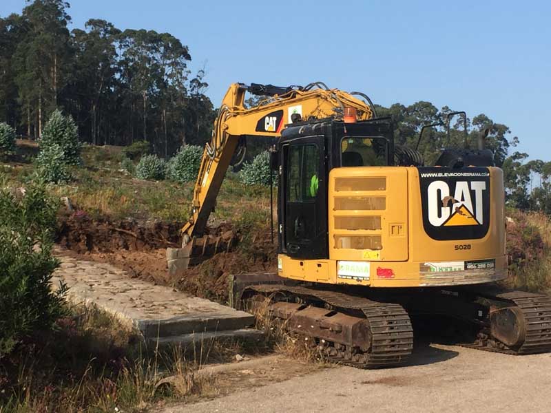 Neste proxecto de ordenación e xestión de accesos, habilitarase un espazo que actuará coma centro de recepción aos milleiros de visitantes que cada ano acuden ao Monte Santa Trega, dignificando o acceso a este espazo, terá ademais o módulo de control e outro módulo para servizo dos traballadores.