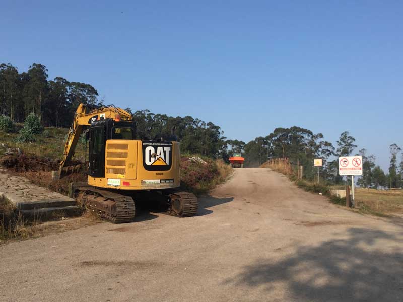 Neste proxecto de ordenación e xestión de accesos, habilitarase un espazo que actuará coma centro de recepción aos milleiros de visitantes que cada ano acuden ao Monte Santa Trega, dignificando o acceso a este espazo, terá ademais o módulo de control e outro módulo para servizo dos traballadores.