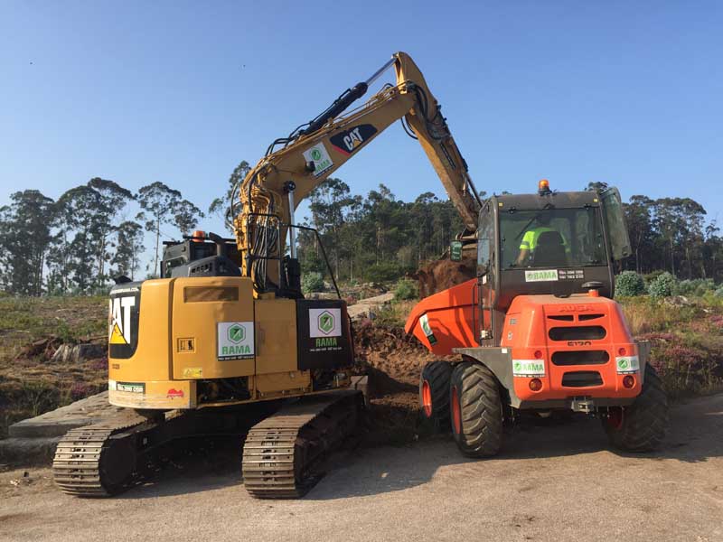 Neste proxecto de ordenación e xestión de accesos, habilitarase un espazo que actuará coma centro de recepción aos milleiros de visitantes que cada ano acuden ao Monte Santa Trega, dignificando o acceso a este espazo, terá ademais o módulo de control e outro módulo para servizo dos traballadores.
