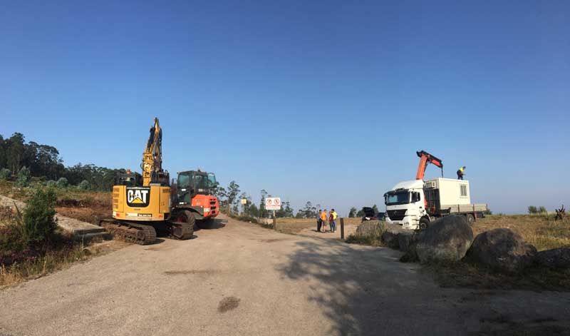 Neste proxecto de ordenación e xestión de accesos, habilitarase un espazo que actuará coma centro de recepción aos milleiros de visitantes que cada ano acuden ao Monte Santa Trega, dignificando o acceso a este espazo, terá ademais o módulo de control e outro módulo para servizo dos traballadores.