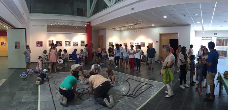 O pasado domingo día 26 de agosto finalizou a Exposición fotográfica «Así Somos», que dende o 20 de xullo se atopaba na Sala de Exposicións da Casa dos Alonsos da Guarda, rexistrando unha gran acollida de público con máis de 1500 persoas