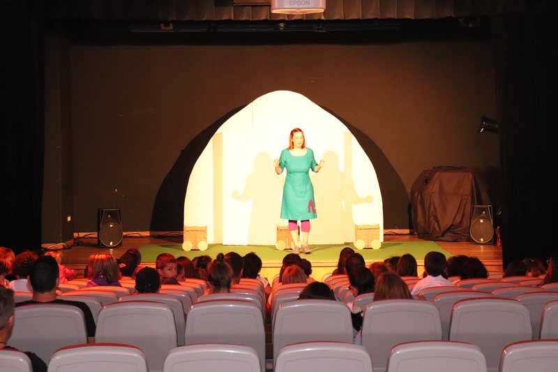O pasado sábado día 29 de setembro o Centro Cultural da Guarda acolleu a sesión de teatro «Zapatos», contando coa participación de preto dun cento de persoas, pais e nais cos seus fillos e fillas, bebés de entre 1 e 4 anos.