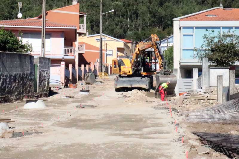 O pasado 10 de setembro iniciáronse as obras de urbanización e mellora de servizos da Subida a San Amaro en Camposancos, unhas obras que avanzan segundo o programa inicial e que as previsións estiman que estea rematada nun prazo aproximado dun mes.