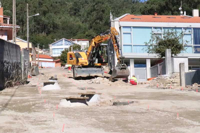 O pasado 10 de setembro iniciáronse as obras de urbanización e mellora de servizos da Subida a San Amaro en Camposancos, unhas obras que avanzan segundo o programa inicial e que as previsións estiman que estea rematada nun prazo aproximado dun mes.