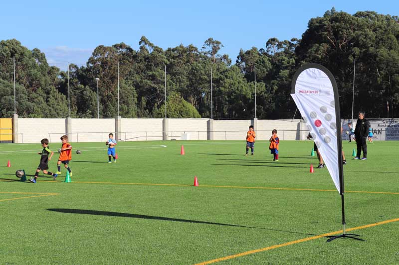 O martes día 9 de outubro de 2018 o Estadio Municipal da Sangriña acolleu o inicio das DEPORTE Escolas, na modalidade de Fútbol, promovidas dende a Deputación de Pontevedra.