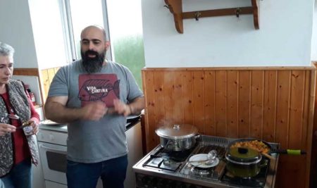Destacados cociñeiros galegos  ensinan na Guarda a elaborar pratos económicos, sans e solidarios