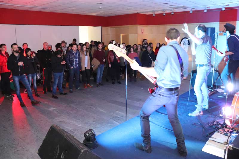 O pasado sábado día 24 de novembro a Casa dos Alonsos acolleu o concerto de presentación do último traballo discográfico do grupo local «The Pretty Shirts» titulado «A Few Seconds».