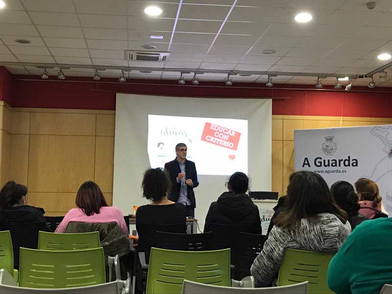 O ciclo de “Manual de instrucións para educar” 2018 está composto por un total de 4 charlas, que rematan este martes día 11 de decembro cunha charla sobre «Vivir con sentido».