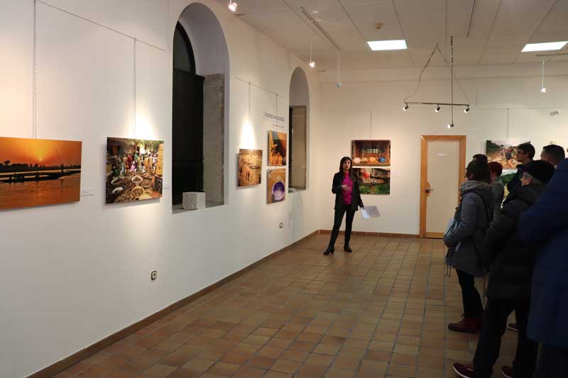 A exposición recolle unha serie de fotografías de Manuel Valcárcel nas súas viaxes ao redor do mundo, recollendo instantáneas coa auga coma protagonista en países coma China, Níxer, Nova Zelanda ou o deserto de Atacama en Chile.