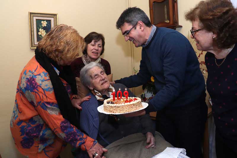 O alcalde do Concello da Guarda, Antonio lomba e a concelleira de Servizos Sociais, Teresa Vicente, visitaron este mércores a Ignacia Cadilla, que ven de celebrar o seu 109 cumpre anos.