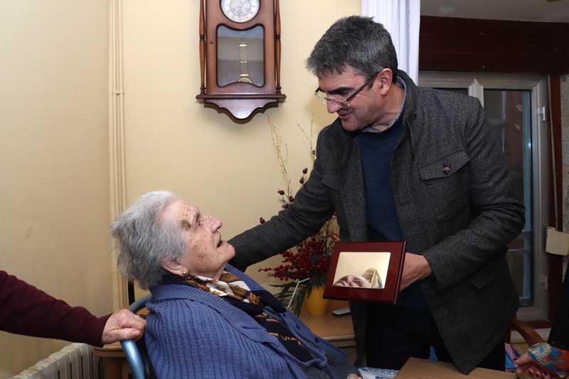 O alcalde do Concello da Guarda, Antonio lomba e a concelleira de Servizos Sociais, Teresa Vicente, visitaron este mércores a Ignacia Cadilla, que ven de celebrar o seu 109 cumpre anos.