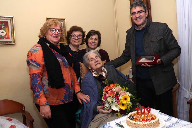O alcalde do Concello da Guarda, Antonio lomba e a concelleira de Servizos Sociais, Teresa Vicente, visitaron este mércores a Ignacia Cadilla, que ven de celebrar o seu 109 cumpre anos.