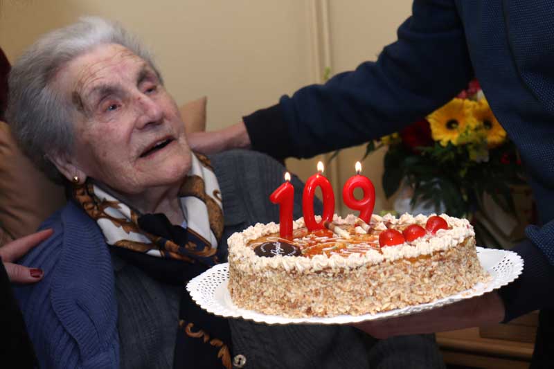 O alcalde do Concello da Guarda, Antonio lomba e a concelleira de Servizos Sociais, Teresa Vicente, visitaron este mércores a Ignacia Cadilla, que ven de celebrar o seu 109 cumpre anos.