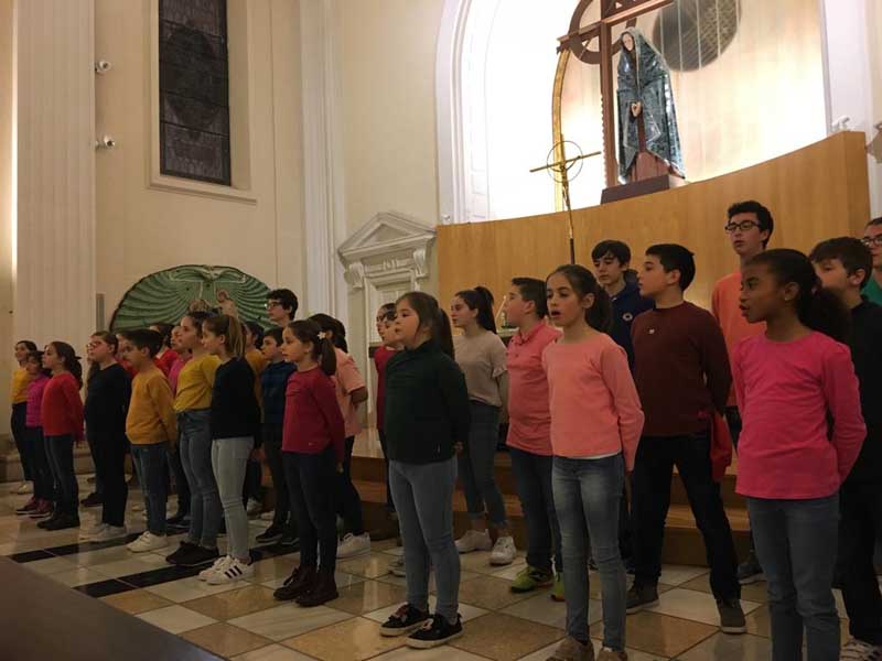 Tamén na xornada deste sábado os alumnos e alumnas que forman o novo coro do conservatorio de música de A Guarda formado por 40 compoñentes desprazáronse ata Vigo, onde participaron nun concerto na Parroquia de Nuestra Señora de la Soledad baixo a dirección de Bruno Díaz González.
