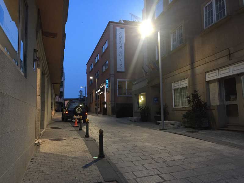 O Concello da Guarda ven de mellorar a eficiencia enerxética da Rúa Pontevedra do casco urbano coa instalación de 3 novos puntos de iluminación de tecnoloxía led co que se prevé un aforro enerxético aproximado dun 70%.