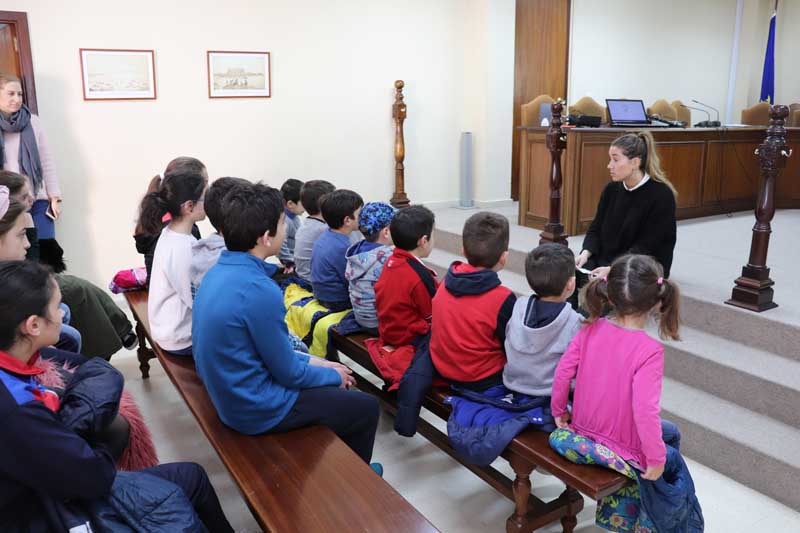 Este venres día 15 de marzo de 2019 o Concello da Guarda acolleu a presentación do Proxecto «Memi, una gota de aire», contando con representantes das bibliotecas escolares da vila.