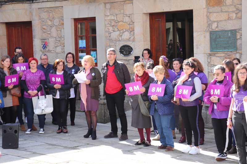 Asociacións, centros educativos, comerciantes, veciñas e veciños da Guarda, así coma membros do Goberno Local, leron manifestos e pronunciaron alegatos a favor do empoderamento feminino.