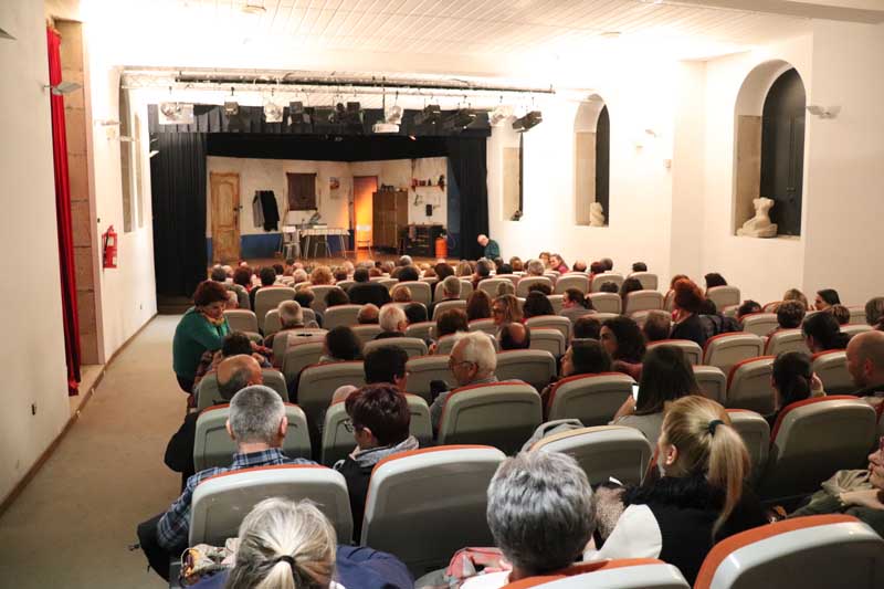 O Centro Cultural da Guarda foi o escenario para a representación teatral de «Bernarda» a cargo da Compañía Malasombra Producións, realizada o pasado venres día 5 de abril, unha obra para a que xa se esgotaran todas as entradas dende varios días atrás.
