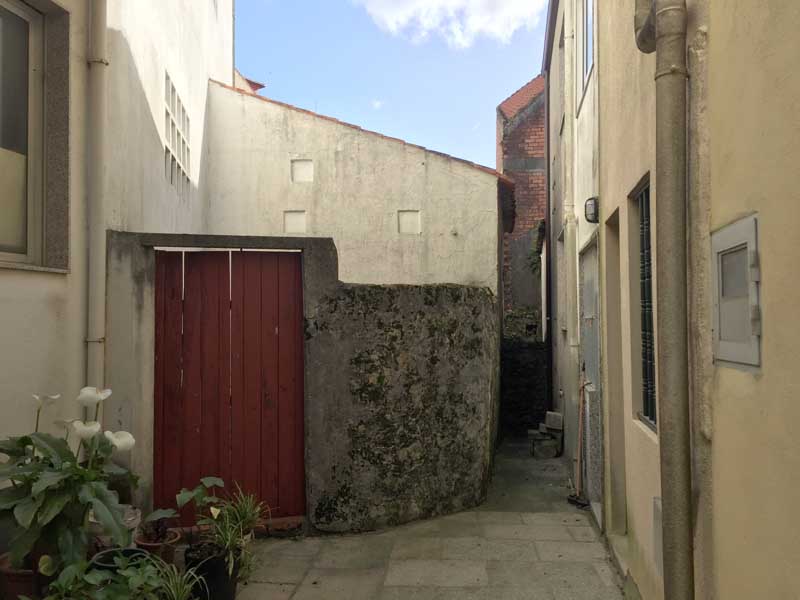 O Concello da Guarda continúa traballando para que a apertura da Rúa Baixo Muro sexa unha realizade proximamente.