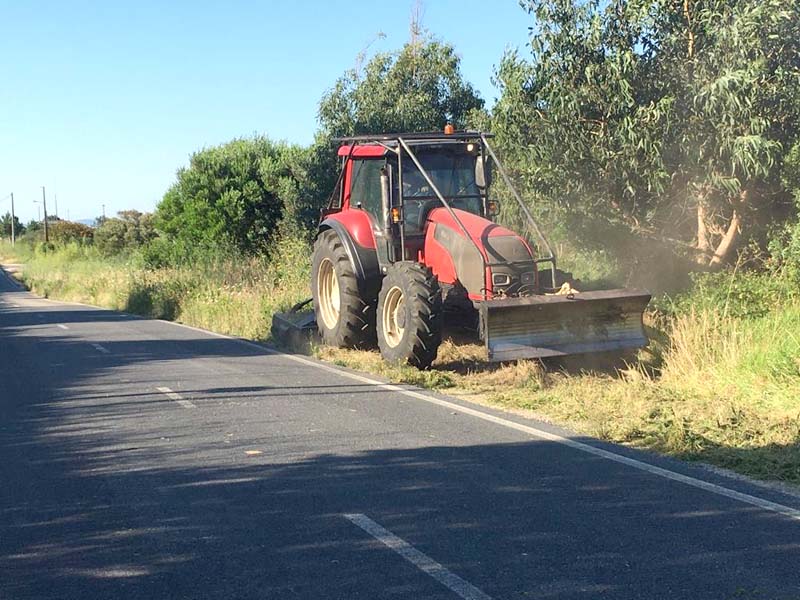 O concello da Guarda desbroza a estrada de Circunvalación diante da inacción da Xunta de Galicia