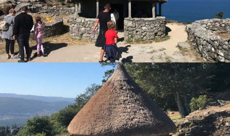 As dúas vivendas castrexas reconstruídas no monte Trega  renovan o seu teitado