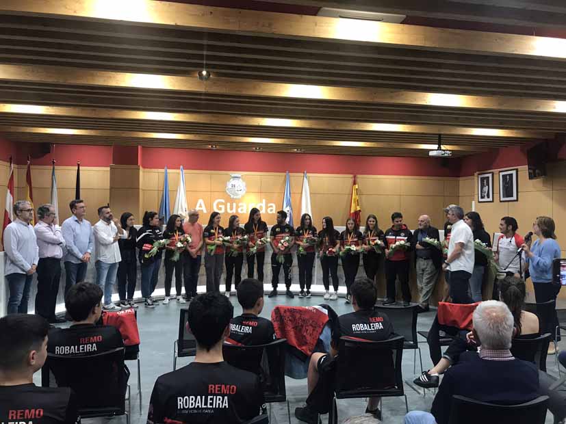A Guarda realiza unha recepción oficial ás deportistas xuvenís do Clube de Remo Robaleira