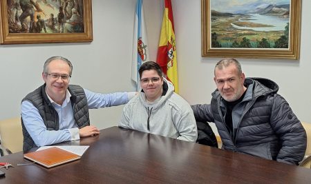 O alcalde da Guarda recibe a Helena tras o remate da rodaxe do seu documental
