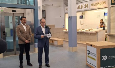 A praza de Abastos reinagúrase cunha nova estética con máis luz e zonas de descanso