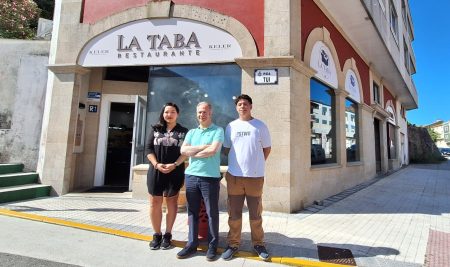 O alcalde da Guarda, Roberto Carrero, visita o restaurante La Taba dentro da campaña de apoio ao comercio local