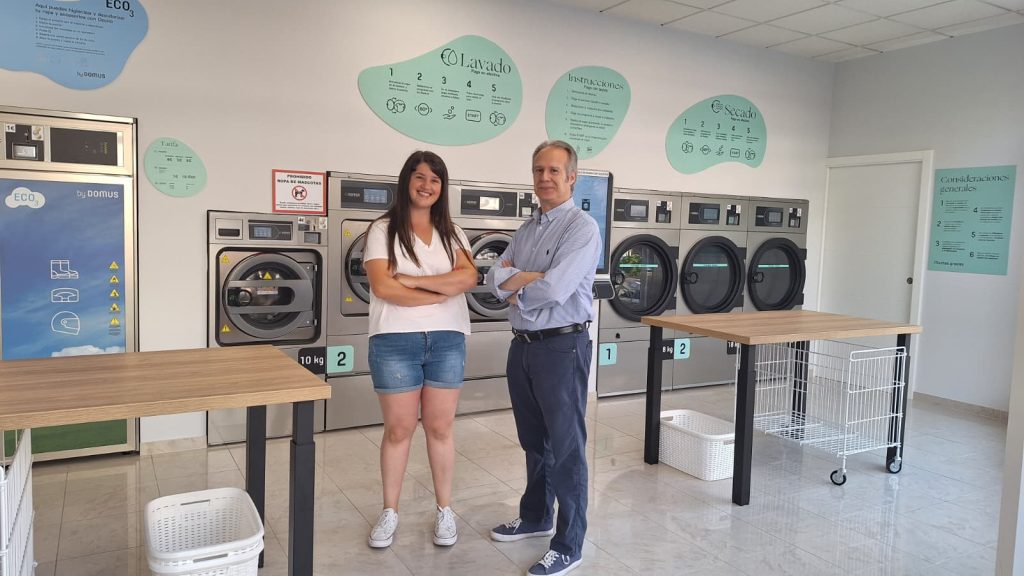 O alcalde, Roberto Carrero, visitou a nova lavandería autoservicio