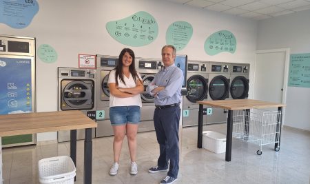 O alcalde, Roberto Carrero, visitou a nova lavandería autoservicio “Aquaflash” na campaña de apoio aos novos establecementos e novas xerencias da Guarda