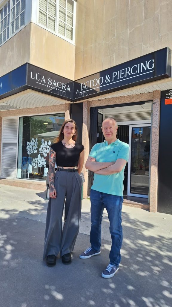 O alcalde, Roberto Carrero, visitou Lua Sacra Studio, o novo estudo de tatuaxes e piercings na Guarda