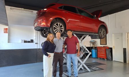 O alcalde, Roberto Carrero, visitou Diagnostika Garage, o novo taller especializado en diagnose dixital e mecánica na Guarda